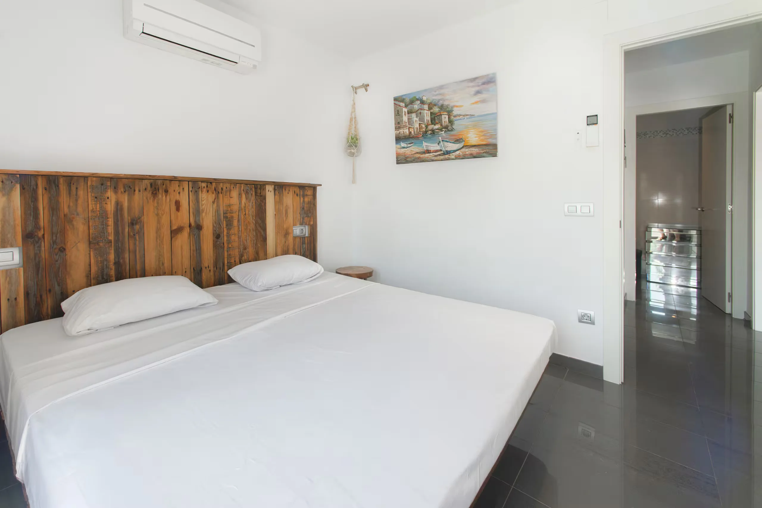 Chambre double tête de lit bois et tableau paysage marin