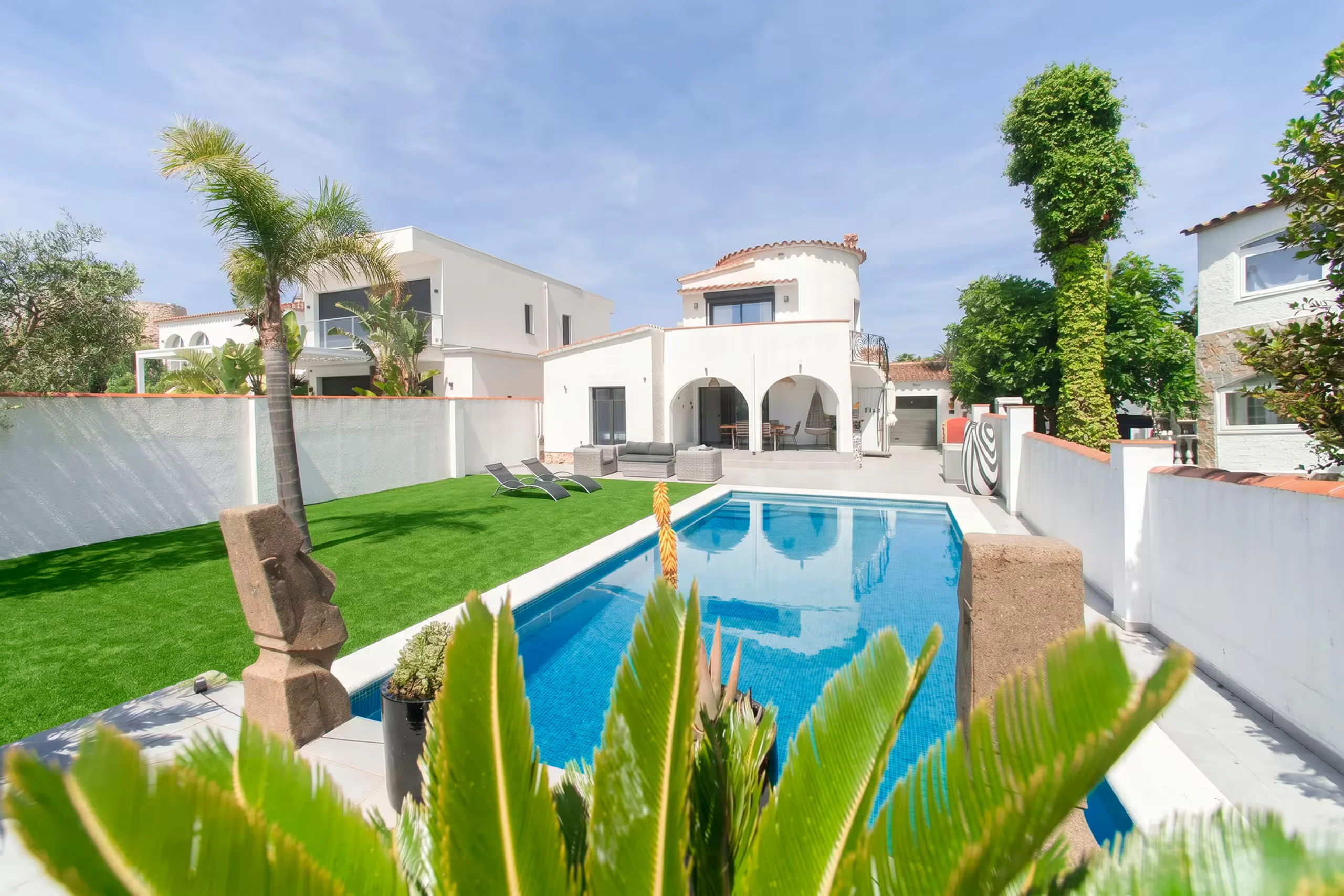 Piscine jardin pelouse palmiers et façade villa Falconera 37