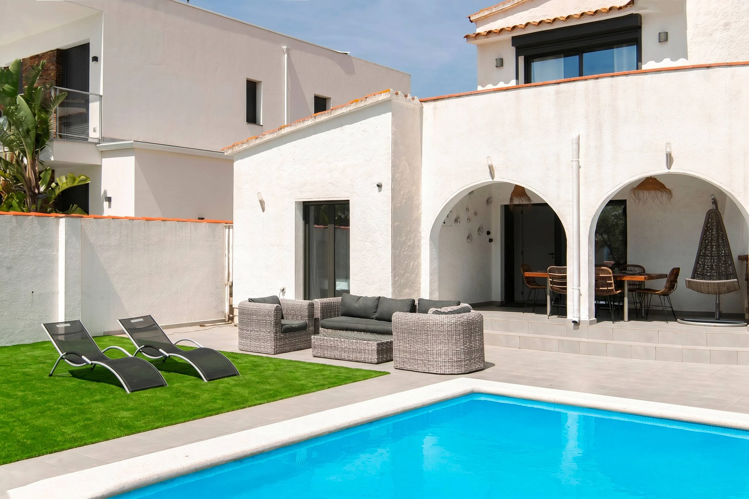 Salon extérieur terrasse arches jardin piscine villa de luxe