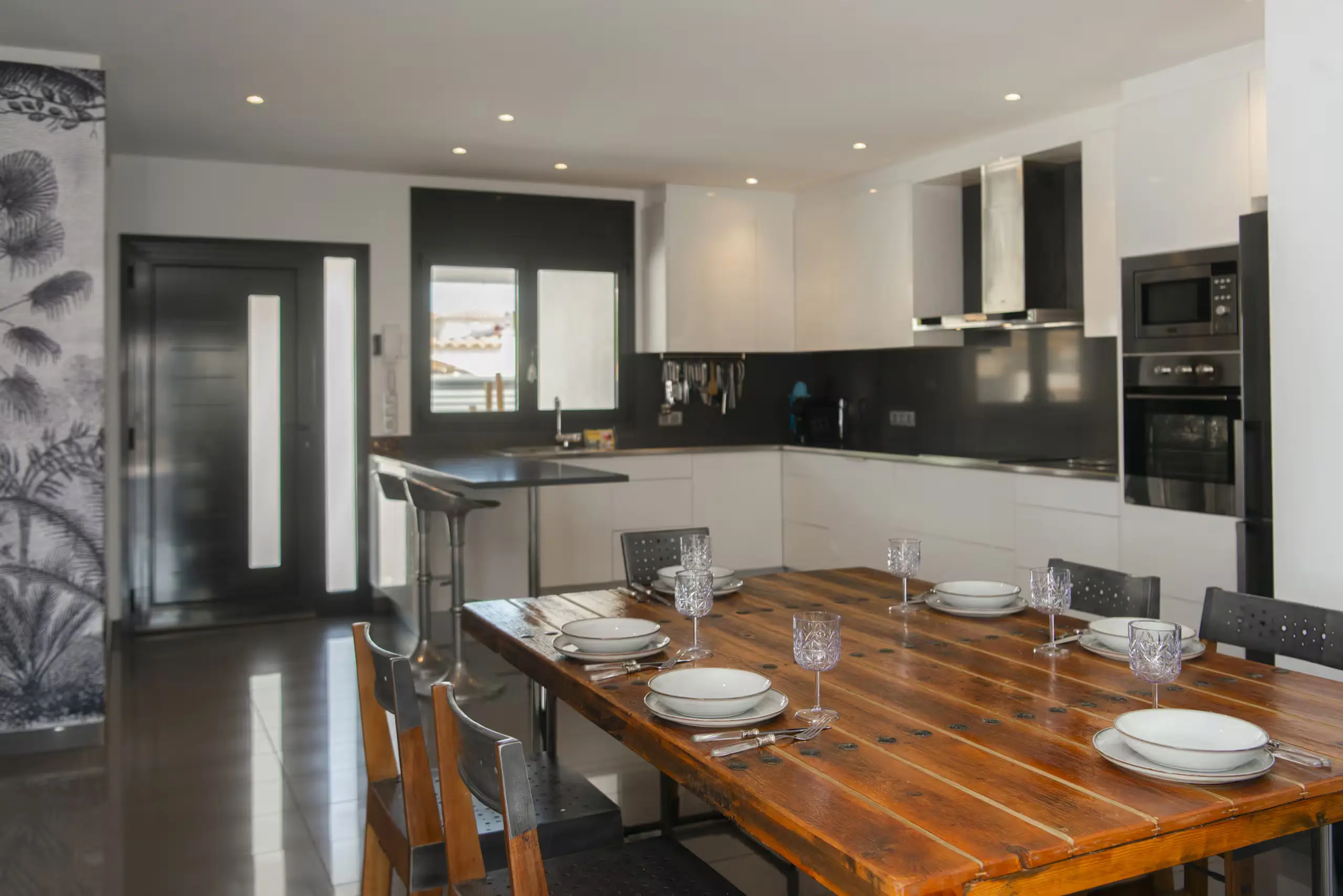 Salle à manger table bois massif et cuisine équipée haut de gamme