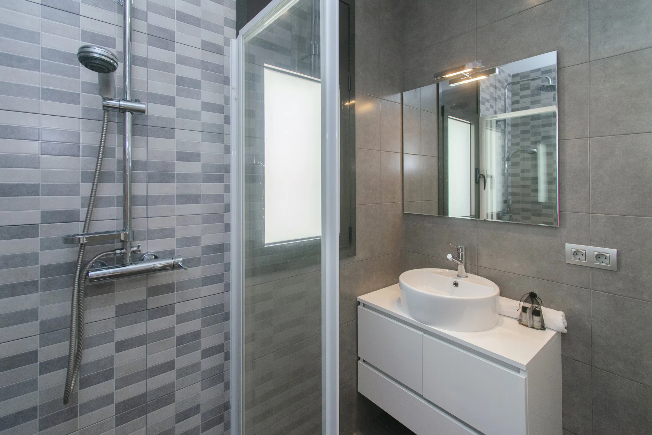 Salle de bain douche italienne carrelage gris anthracite