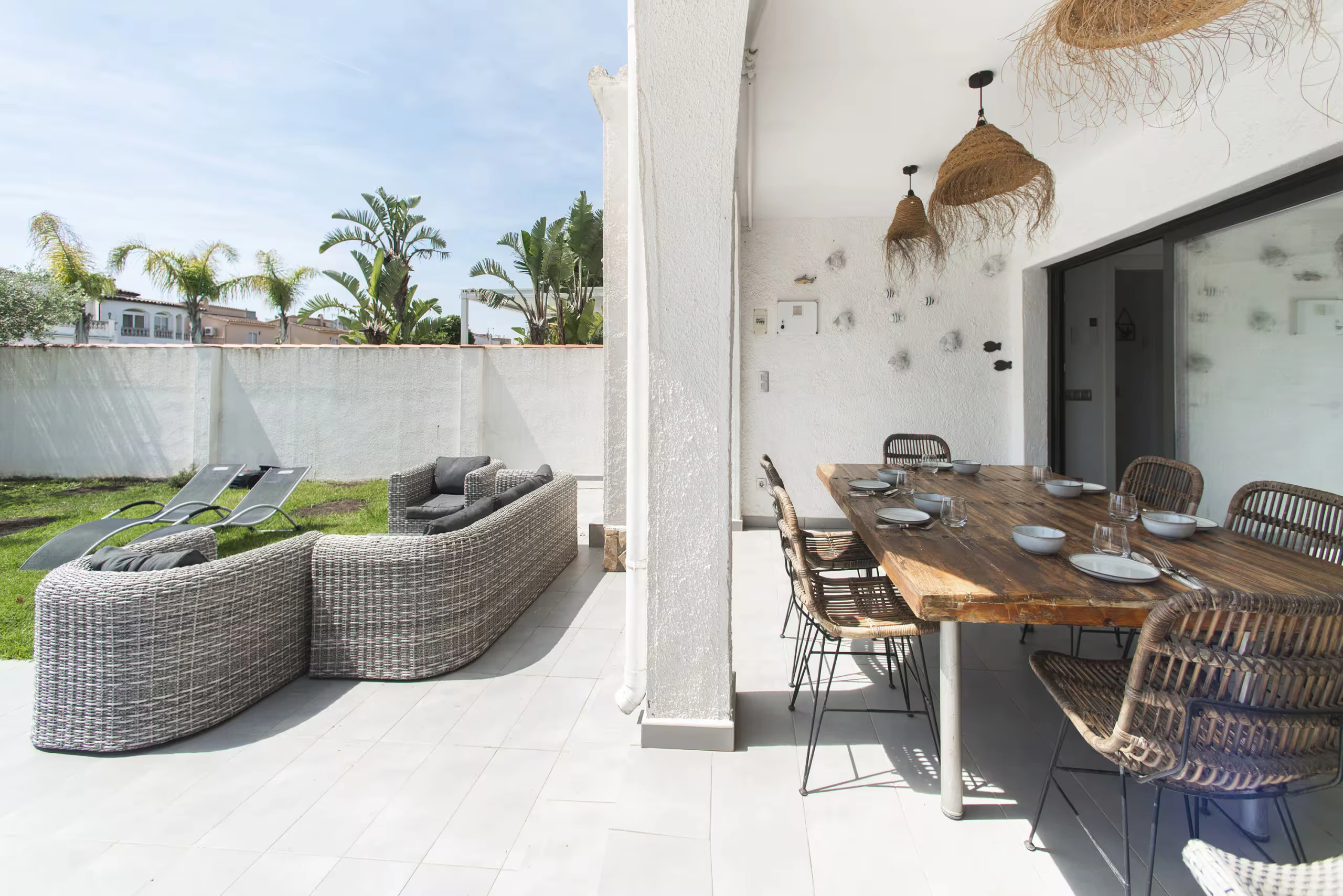 Terrasse couverte repas et salon extérieur jardin