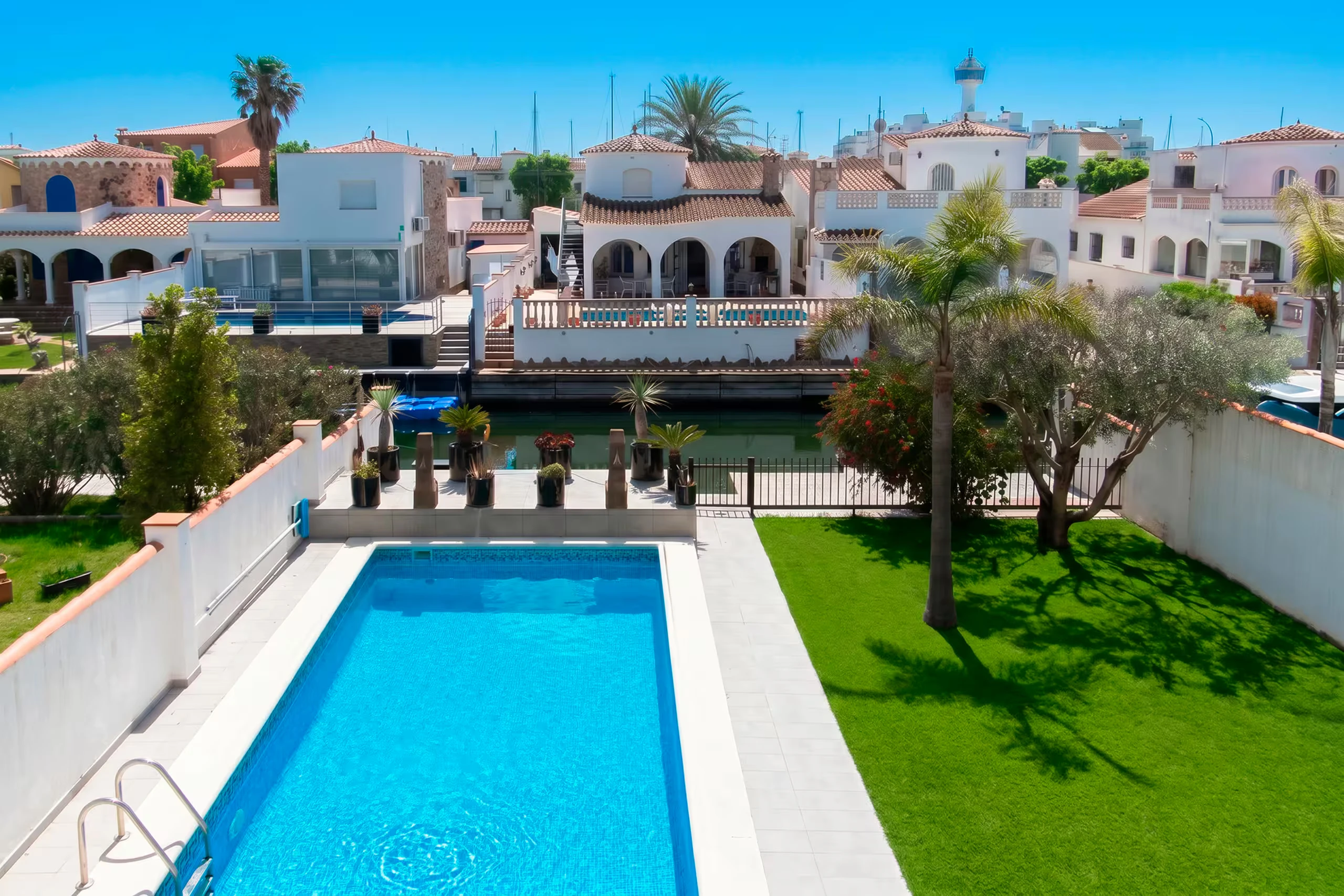 Vue aérienne piscine jardin canal Empuriabrava Falconera