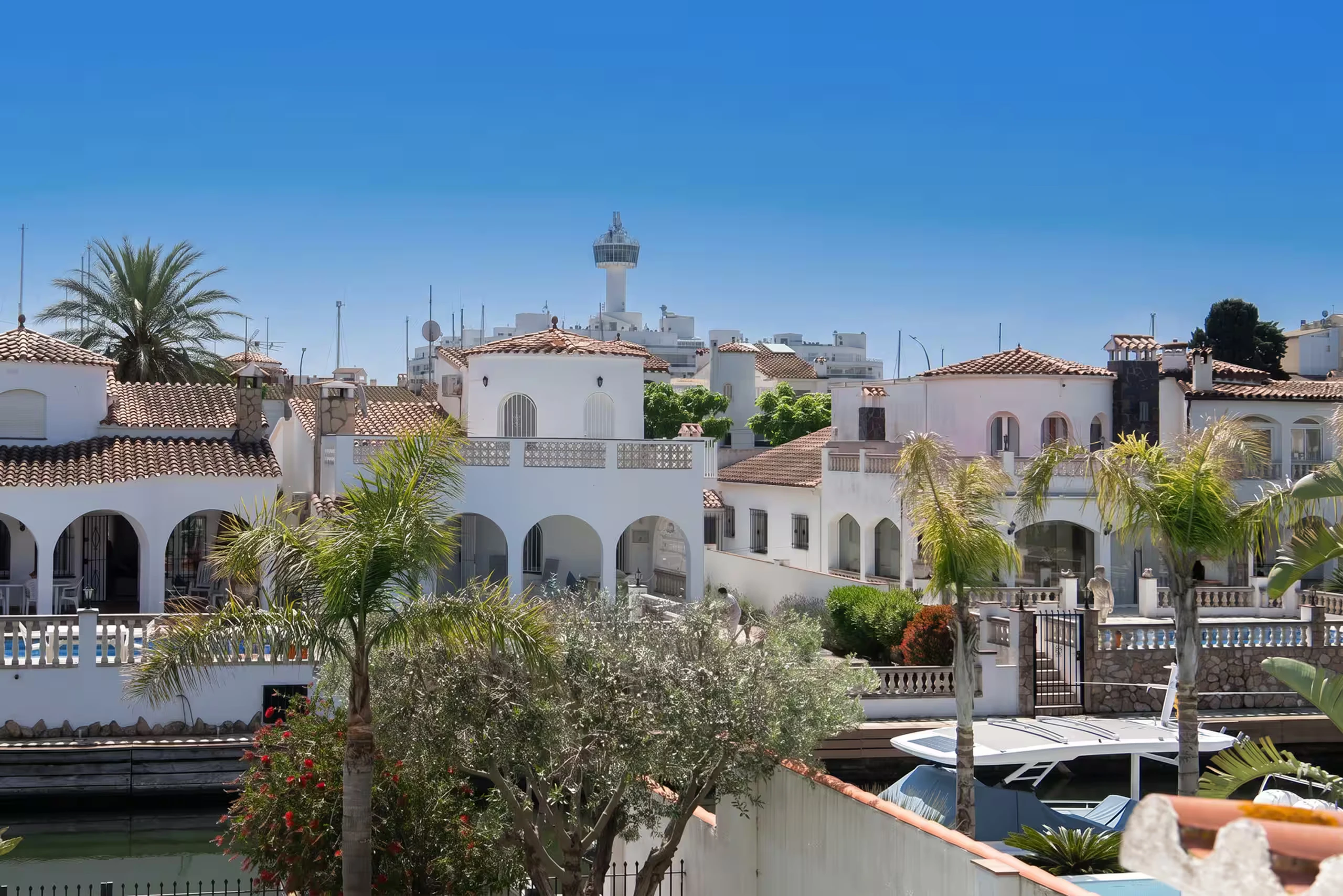 Vue canal quartier Falconera villas blanches et palmiers Empuriabrava