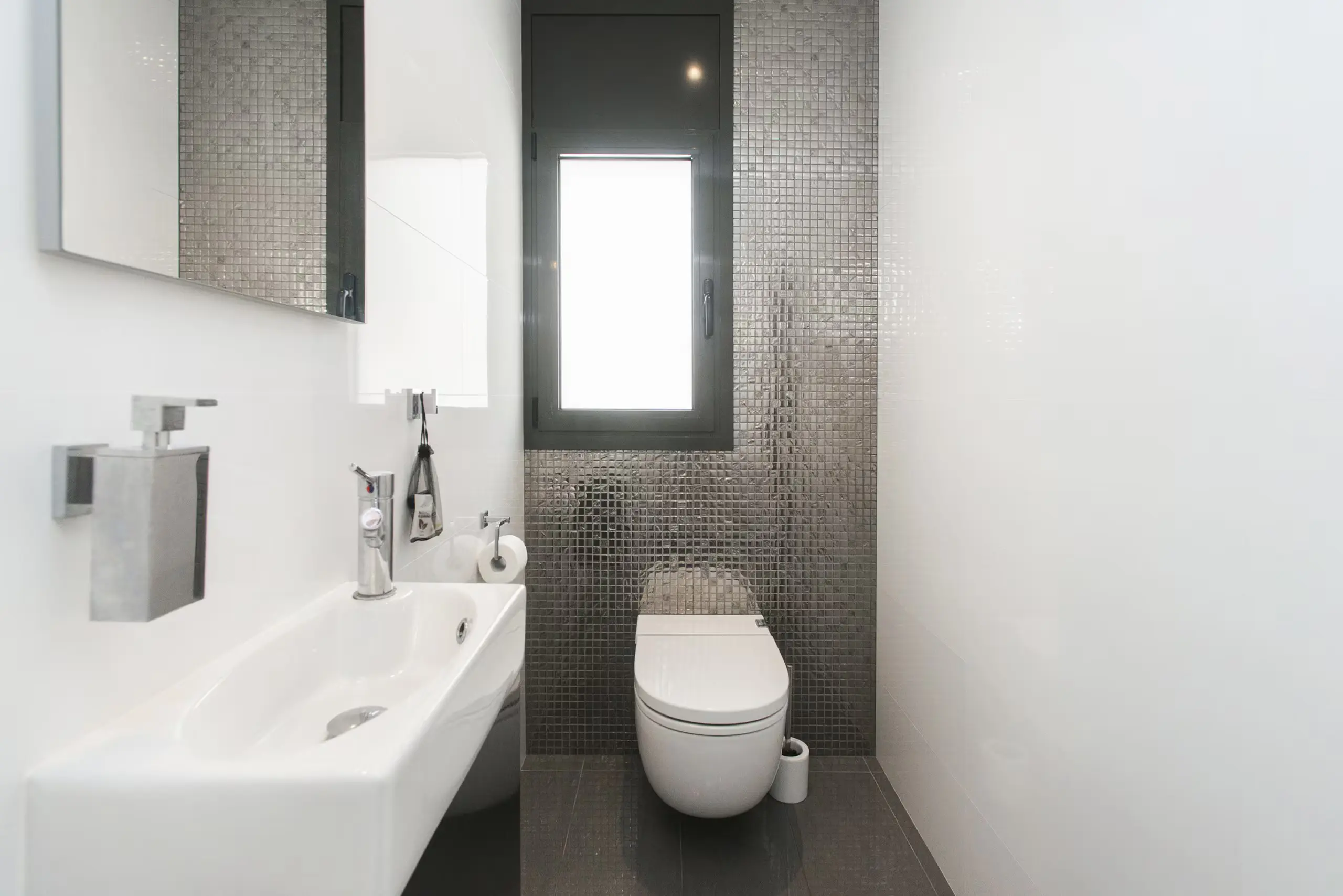 WC séparé mosaïque argent et vasque suspendue design